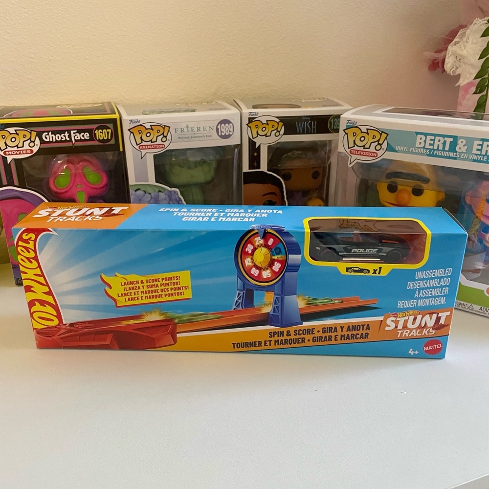 NEW HOT WHEELS STUNT TRACKS SPIN & SCORE RACING SET.